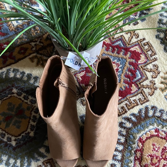 Old Navy Peep Toe Chunky Heel - Picture 4 of 6